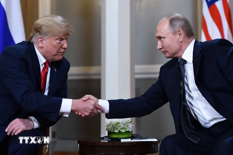 Tổng thống Nga Vladimir Putin (phải) và Tổng thống Mỹ Donald Trump tại hội nghị thượng đỉnh ở Helsinki, Phần Lan ngày 16/7. (Ảnh: AFP/TTXVN)