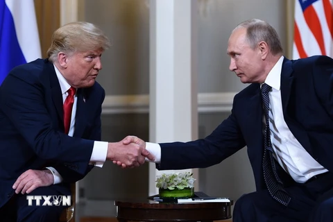 Tổng thống Nga Vladimir Putin (phải) và Tổng thống Mỹ Donald Trump tại hội nghị thượng đỉnh ở Helsinki, Phần Lan ngày 16/7. (Ảnh: AFP/TTXVN)