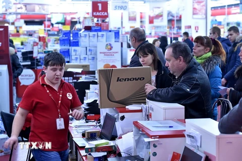 Người dân Nga mua sắm tại cửa hàng điện tử ở Moskva. (Nguồn: AFP/TTXVN)