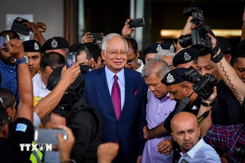 Cựu Thủ tướng Malaysia Najib Razak (giữa) bị triệu tập tới Tòa thượng thẩm Kuala Lumpur ngày 4/7. (Ảnh: THX/TTXVN)