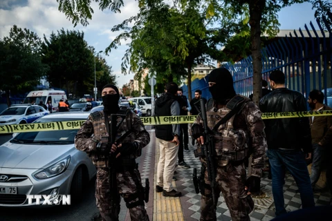 Cảnh sát Thổ Nhĩ Kỳ gác tại Istanbul. (Ảnh: AFP/TTXVN)