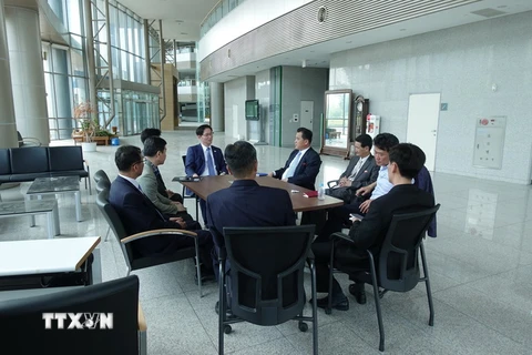 Toàn cảnh cuộc họp giữa các quan chức cấp cao Hàn Quốc và Triều Tiên về kế hoạch mở lại văn phòng liên lạc chung tại Kaesong ngày 8/6. (Ảnh: Yonhap/TTXVN)