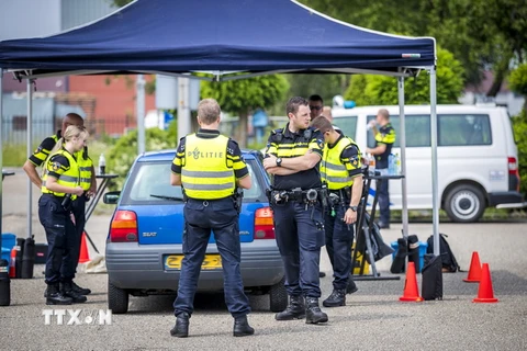 Cảnh sát Hà Lan kiểm tra an ninh tại khu vực Elslooto ngày 29/5. (Ảnh: AFP/TTXVN)