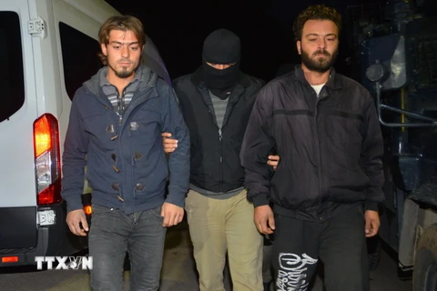 Cảnh sát Thổ Nhĩ Kỳ bắt giữ các đối tượng tình nghi là thành viên IS ngày 10/11/2017. (Ảnh: AFP/TTXVN)