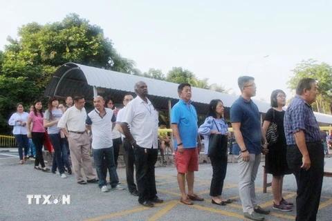 Cử tri Malaysia đi bỏ phiếu tại khu vực bầu cử Taman Segar, quận Cheras, thủ đô Kuala Lumpur hồi tháng Năm. (Ảnh: Hoàng Đình Nhương/TTXVN)