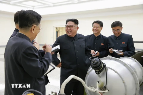 Nhà lãnh đạo Triều Tiên Kim Jong-un (thứ 3, phải) thị sát hoạt động tại một cơ sở hạt nhân ở địa điểm bí mật của Triều Tiên ngày 3/9/2017. (Ảnh: EPA- EFE/TTXVN)