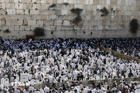 Các tín đồ Do Thái giáo cầu nguyện tại Lễ Vượt qua ở Bức tường phía Tây thành cổ Jerusalem ngày 2/4. (Ảnh minh họa. Nguồn: AFP/TTXVN)