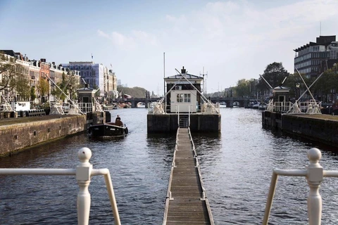 Trải nghiệm độc đáo với khách sạn trên mặt nước ở Amsterdam