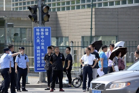 Lực lượng an ninh Trung Quốc bên ngoài Sứ quán Mỹ tại Bắc Kinh. (Nguồn: AP)