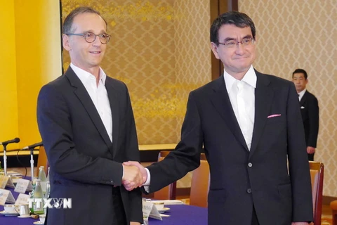 Ngoại trưởng Nhật Bản Taro Kono (trái) và Ngoại trưởng Đức Heiko Maas trong cuộc gặp tại Tokyo, Nhật Bản ngày 25/7. (Ảnh: AFP/TTXVN)