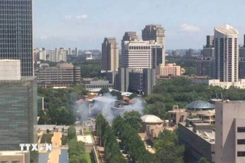 Khói bốc lên sau vụ nổ bên ngoài Đại sứ quán Mỹ ở thủ đô Bắc Kinh, Trung Quốc ngày 26/7. (Nguồn: The Sun/TTXVN)