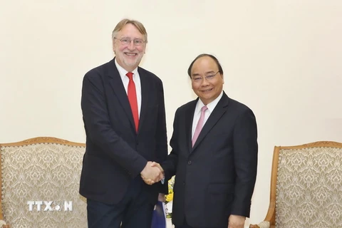 Thủ tướng Nguyễn Xuân Phúc tiếp ông Bernd Lange, Chủ tịch Uỷ ban Thương mại Quốc tế, Nghị viện châu Âu (INTA). (Ảnh: Thống Nhất/TTXVN)