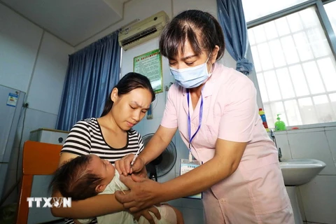 Tiêm vắcxin cho một em nhỏ tại bệnh viện ở Rongan, tỉnh Quảng Tây, Trung Quốc ngày 23/7. (Ảnh: AFP/TTXVN)