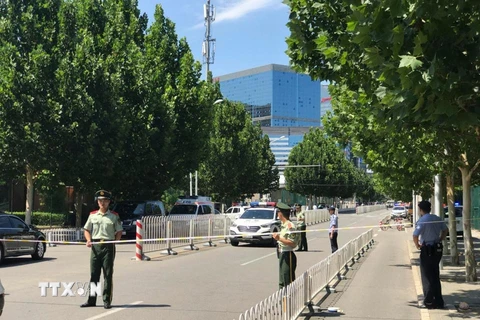 Cảnh sát phong tỏa khu vực bên ngoài Đại sứ quán Mỹ tại Bắc Kinh sau vụ nổ ngày 26/7. (Ảnh: The Sun/TTXVN)