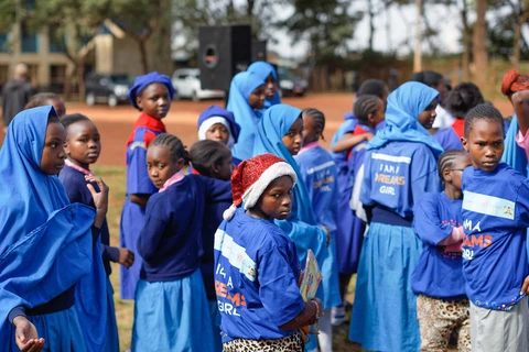 Các bé gái tại Trung tâm Cộng đồng St. John ở Nairobi, Kenya, tham dự một sự kiện được PEPFAR hỗ trợ. (Nguồn: AP)