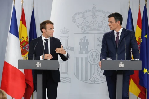 Thủ tướng Tây Ban Nha Pedro Sanchez (phải) và Tổng thống Pháp Emmanuel Macron. (Nguồn: EUROPA PRESS)