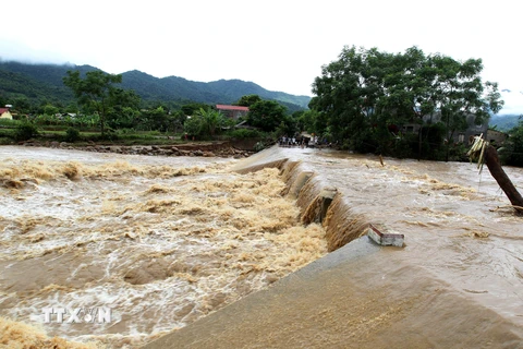 Nước trên sông, suối tại nhiều địa phương trong tỉnh dâng cao gây sạt lở, lũ quét, tàn phá nhiều nhà cửa, công trình, cây cối hoa màu của người dân. (Ảnh: Quốc Khánh/TTXVN)