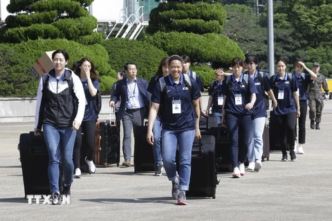 Đội bóng rổ nữ của Hàn Quốc tới sân bay Seoul ở Seongnam, chuẩn bị đến Bình Nhưỡng tham gia cuộc đấu bóng rổ giao hữu ngày 3/7. (Nguồn: EPA/TTXVN)