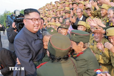 Nhà lãnh đạo Triều Tiên Kim Jong-un (trái) gặp gỡ các cựu chiến binh cuộc chiến tranh Triều Tiên tại lễ kỷ niệm 65 năm ngày ký Hiệp định đình chiến, ngày 26/7. (Nguồn: YONHAP/TTXVN)