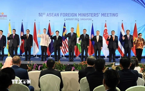 Phó Thủ tướng, Bộ trưởng Ngoại giao Việt Nam Phạm Bình Minh (thứ 5, trái sang) chụp ảnh cùng Ngoại trưởng các quốc gia thành viên ASEAN tại Hội nghị AMM 51 ở Singapore ngày 2/8. (Nguồn: AFP/TTXVN)