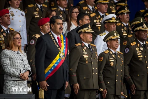 Tổng thống Venezuela Nicolas Maduro (thứ 2, trái) tại lễ kỷ niệm 81 năm ngày thành lập lực lượng Phòng vệ Quốc gia Venezuela ở Caracas ngày 4/8. (Ảnh: EPA/TTXVN)