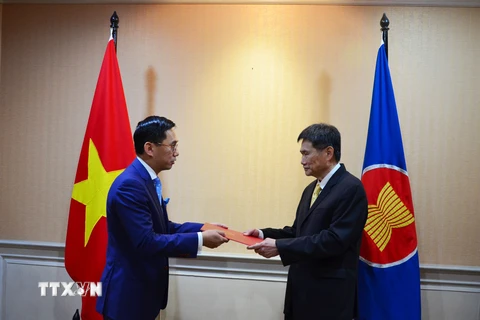 Đại sứ Trần Đức Bình (bên trái) trình Thư ủy nhiệm lên Tổng Thư ký ASEAN Lim Jock Hoi. (Ảnh: Đỗ Quyên/TTXVN)
