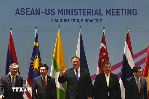 Ngoại trưởng Mỹ Mike Pompeo (giữa) tại Hội nghị ở Singapore ngày 3/8. (Ảnh: AFP/TTXVN)