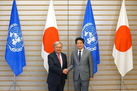 Thủ tướng Nhật Bản Shinzo Abe (phải) và Tổng Thư ký Liên hợp quốc Antonio Guterres. (Nguồn: dailyworld.in)