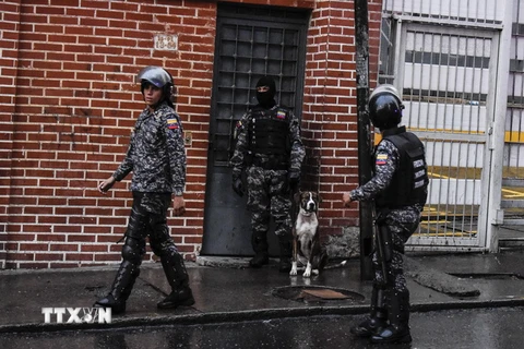 Lực lượng an ninh Venezuela điều tra sau vụ tấn công nhằm vào Tổng thống Nicolas Maduro tại Caracas ngày 4/8. (Ảnh: AFP/TTXVN)
