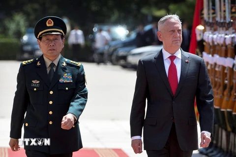 Bộ trưởng Quốc phòng Trung Quốc Ngụy Phụng Hòa (trái) và Bộ trưởng Quốc phòng Mỹ Jim Mattis duyệt đội danh dự tại lễ đón ở Bắc Kinh ngày 27/6. (Nguồn: EPA-EFE/TTXVN)