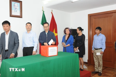 Các cán bộ, nhân viên Đại sứ quán Việt Nam và các cơ quan đại diện Việt Nam bên cạnh Đại sứ quán tại Mexico quyên góp ủng hộ nhân dân Lào. (Ảnh: Việt Hùng/TTXVN)