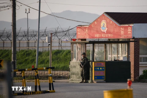 Binh sỹ Hàn Quốc gác tại một trạm gác ở gần khu vực phi quân sự (DMZ) tại Ganghwa. (Ảnh: AFP/TTXVN)