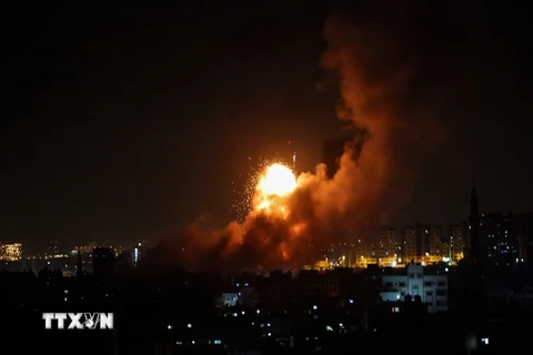 Khói bốc lên sau khi Israel không kích Dải Gaza ngày 8/8. (Ảnh: THX/TTXVN)