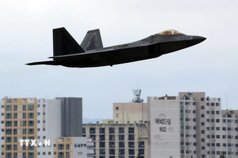 Máy bay chiến đấu F-22 Raptor của không lực Mỹ tham gia cuộc tập trận ''Thần Sấm'', tại căn cứ không quân Osan ở Pyeongtaek, phía nam Seoul ngày 11/5. (Nguồn: YONHAP/TTXVN)