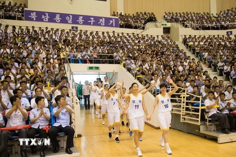 Các vận động viên Triều Tiên và Hàn Quốc tham gia giao hữu bóng rổ tại trung tâm thể thao Ryugyong Chung Ju-yung ở thủ đô Bình Nhưỡng, Triều Tiên ngày 4/7. (Ảnh: EPA/TTXVN)