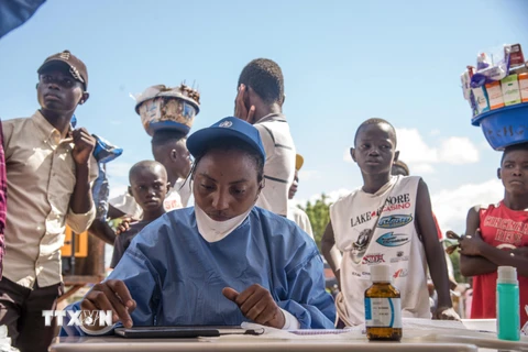 Nhân viên y tế làm việc trong chiến dịch tiêm vắcxin phòng Ebola tại Mbandaka, Cộng hòa Dân chủ Congo ngày 21/5. (Ảnh: EPA-EFE/TTXVN)