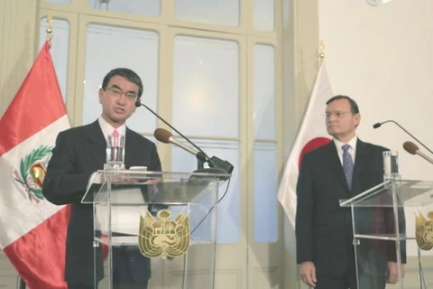 Ngoại trưởng Nhật Bản Taro Kono (trái) và người đồng cấp Peru Nestor Popolizio. (Nguồn: Kyodo)