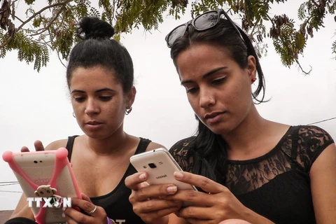 Người dân Cuba truy cập Internet trên điện thoại di động ở tỉnh Ciego de Avila. (Ảnh: AFP/TTXVN)
