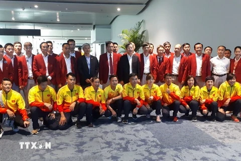 Đại sứ Việt Nam tại Indonesia Phạm Vinh Quang và đoàn tại sân bay quốc tế Soekarno Hatta của Indonesia. (Ảnh: Đỗ Quyên/TTXVN)