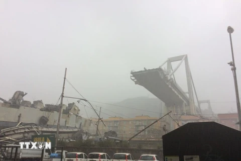 Chiếc cầu cạn Morandi bị sập trên đường cao tốc A10 tại thành phố Genoa, Italy ngày 14/8. (Ảnh: AFP/TTXVN)