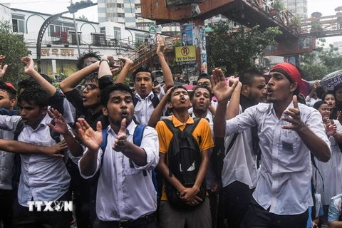 Học sinh Bangladesh tham gia biểu tình tại thủ đô Dhaka ngày 2/8, nhằm phản đối tình trạng mất an toàn giao thông đường bộ. (Ảnh: AFP/TTXVN)