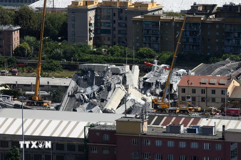 Hiện trường vụ sập cầu cạn ở Genoa, Italy ngày 15/8. (Ảnh: THX/TTXVN)