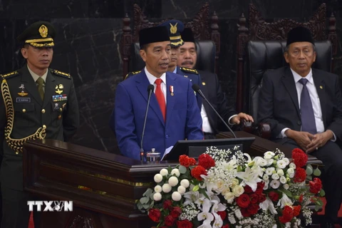 Tổng thống Indonesia Joko Widodo (giữa) phát biểu tại Quốc hội ở Jakarta ngày 16/8. (Ảnh: AFP/TTXVN)