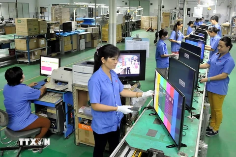 Kiểm tra tivi LCD trước khi xuất xưởng tại nhà máy của Công ty Cổ phần Viettronics Tân Bình. (Ảnh: An Hiếu/TTXVN)