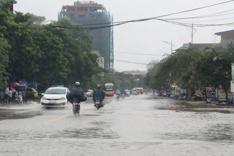 Một đoạn ngập úng trên đường Quang Trung, phường Thịnh Đán, thành phố Thái Nguyên. (Ảnh: Hoàng Nguyên/TTXVN)