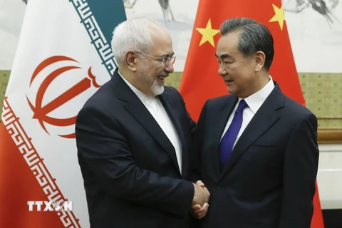 Ngoại trưởng Trung Quốc Vương Nghị (phải) và Ngoại trưởng Iran Mohammad Javad Zarif trong cuộc gặp tại Bắc Kinh, Trung Quốc ngày 13/5. (Ảnh: AFP/TTXVN)