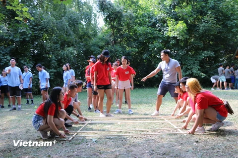 Hoạt động sôi nổi của sinh viên-thanh niên trong ngày đầu diễn ra trại Hè. (Ảnh: Hồng Tâm/Vietnam+)