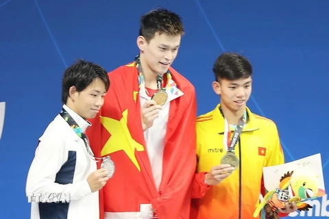 Vận động viên Nguyễn Huy Hoàng (phải) giành huy chương đầu tiên cho bơi lội Việt Nam tại ASIAD 2018. (Ảnh: Hoàng Linh/TTXVN)