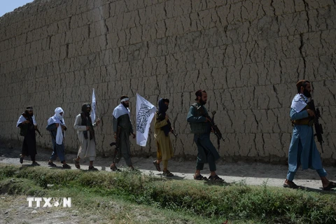 Các tay súng Taliban tại Jalalabad, Afghanistan ngày 16/6. (Ảnh: AFP/TTXVN)