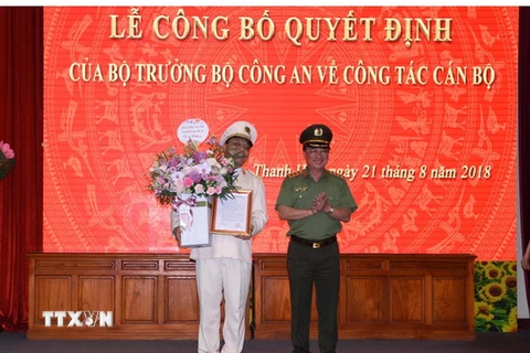 Thượng tướng Nguyễn Văn Thành (bên phải) trao Quyết định bổ nhiệm Giám đốc công an tỉnh Thanh Hóa cho Thiếu tướng Nguyễn Hải Trung. (Ảnh: Trịnh Duy Hưng/TTXVN)